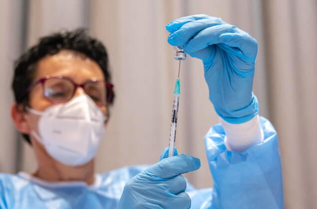 Schwaz 11.03.2021, Schwaz, AUT, Coronavirus in Österreich, Beginn Impfaktion Bezirk Schwaz, ab heute stehen 100.000 zusätzliche Impfdosen des Impfstoffs von BioNTech Pfizer zur Bekämpfung der Coronavirus-Pandemie zur Verfügung, im Bild Mitarbeiterin beim Aufziehen einer Spritze Employee drawing up a vaccination syringe during the start of the vaccination campaign in the Schwaz district. Starting today, 100,000 additional doses of BioNTech Pfizer s vaccine are available to fight the coronavirus pandemic. Schwaz, Austria on 2021 03 11.