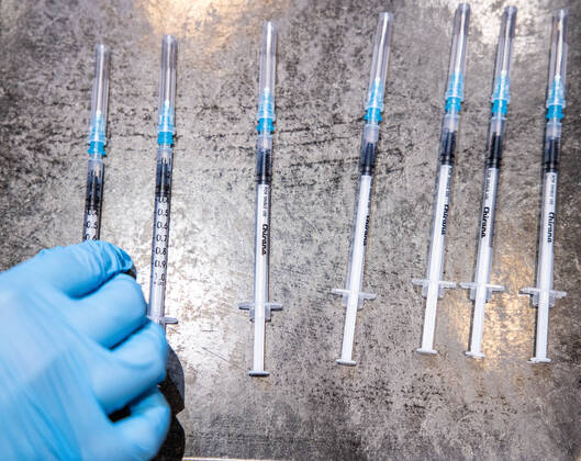 Schwaz 11.03.2021, Schwaz, AUT, Coronavirus in Österreich, Beginn Impfaktion Bezirk Schwaz, ab heute stehen 100.000 zusätzliche Impfdosen des Impfstoffs von BioNTech Pfizer zur Bekämpfung der Coronavirus-Pandemie zur Verfügung, im Bild mehrere Einwegspritzen gefüllt mit je einer Dosis Pfizer Biontech Impfstoff liegen auf einem Tablett several disposable syringes each filled with one dose of Pfizer Biontech vaccine are placed on a tray during the start of the vaccination campaign in the Schwaz district. Starting today, 100,000 additional doses of BioNTech Pfizer s vaccine are available to fight the coronavirus pandemic. Schwaz, Austria on 2021 03 11.