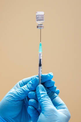 Schwaz 11.03.2021, Schwaz, AUT, Coronavirus in Österreich, Beginn Impfaktion Bezirk Schwaz, ab heute stehen 100.000 zusätzliche Impfdosen des Impfstoffs von BioNTech Pfizer zur Bekämpfung der Coronavirus-Pandemie zur Verfügung, im Bild Mitarbeiterin beim Aufziehen einer Spritze Employee drawing up a vaccination syringe during the start of the vaccination campaign in the Schwaz district. Starting today, 100,000 additional doses of BioNTech Pfizer s vaccine are available to fight the coronavirus pandemic. Schwaz, Austria on 2021 03 11.