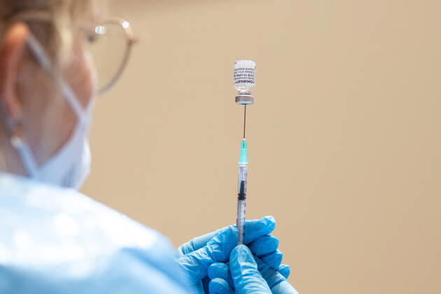 Schwaz 11.03.2021, Schwaz, AUT, Coronavirus in Österreich, Beginn Impfaktion Bezirk Schwaz, ab heute stehen 100.000 zusätzliche Impfdosen des Impfstoffs von BioNTech Pfizer zur Bekämpfung der Coronavirus-Pandemie zur Verfügung, im Bild Mitarbeiterin beim Aufziehen einer Spritze Employee drawing up a vaccination syringe during the start of the vaccination campaign in the Schwaz district. Starting today, 100,000 additional doses of BioNTech Pfizer s vaccine are available to fight the coronavirus pandemic. Schwaz, Austria on 2021 03 11.