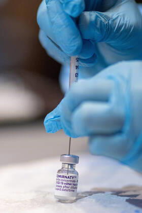 Schwaz 11.03.2021, Schwaz, AUT, Coronavirus in Österreich, Beginn Impfaktion Bezirk Schwaz, ab heute stehen 100.000 zusätzliche Impfdosen des Impfstoffs von BioNTech Pfizer zur Bekämpfung der Coronavirus-Pandemie zur Verfügung, im Bild Mitarbeiterin beim Aufziehen einer Spritze Employee drawing up a vaccination syringe during the start of the vaccination campaign in the Schwaz district. Starting today, 100,000 additional doses of BioNTech Pfizer s vaccine are available to fight the coronavirus pandemic. Schwaz, Austria on 2021 03 11.