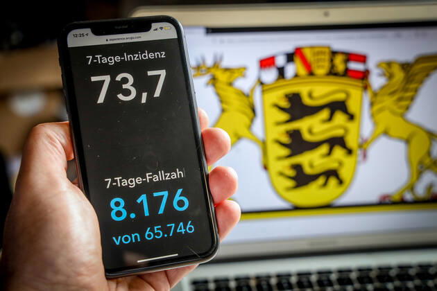 Coronavirus in Deutschland - Covid-19-Dashboard des Robert Koch-Institut DEU, Deutschland, Baden-Württemberg, 14.03.2021: Die 7-Tage-Inzidenz für das Bundesland (Fälle letzte 7 Tage 100.000 EW) wird auf einem iPhone angezeigt, im Hintergrund das Landeswappen