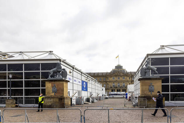 Corona und die Landtagswahl BaWü. Keine Gäste im Haus des Landtags, und trotzdem reicht die Fläche nicht aus, um Politikern und Journalisten ausreichend Abstand zu bieten. Rund um den Landtag ist deshalb eine Zeltstadt entstanden. SWR, ARD und ZDF haben im Ehrenhof des Neue Schlosses ihre Wahlstudios bezogen. 14.03.2021: Deutschland, Baden-Württemberg, Stuttgart.