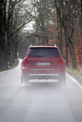 13.03.2021, Zehdenick, Brandenburg, GER - Auto faehrt bei Regen die B 96 entlang. (Alltag, Aquaplaning, aussen, Aussenaufnahme, Auto, B 96, B96, beeintraechtigt, Beeintraechtigung, Brandenburg, Bundesstrasse 96, deutsch, Deutschland, Europa, europaeisch, Fahrbahn, fahren, fahrend, Fahrzeug, gefaehrlich, Gefahr, Gesellschaft, Gischt, HF, Hochformat, Jahreszeit, Kraftfahrzeug, Naesse, nass, Personenkraftwagen, PKW, Regen, Regenwetter, regnerisch, Reifenspur, Rutschgefahr, Spur, Strasse, Strassenszene, Strassenverkehr, Unfallgefahr, Verkehr, Wasser, Wasserspritzer, Westeuropa, Wetter, Wetterlage, Winter, Wirtschaft, Witterung, Zehdenick) 210313D809ZEHDENICK