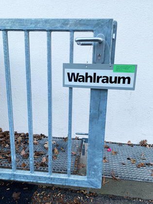 Wahlsonntag, Feature, Wahlraum, Wahlbezirk, Wahlkabine, hier: Landtagswahl Baden-Wuerttemberg, stuttgart feuerbach Hohewartschule Baden-Wuerttemberg Deutschland Copyright: xBEAUTIFULxSPORTS TomxBlochx