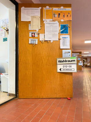 Wahlsonntag, Feature, Wahlraum, Wahlbezirk, Wahlkabine, hier: Landtagswahl Baden-Wuerttemberg, stuttgart feuerbach Hohewartschule Baden-Wuerttemberg Deutschland Copyright: xBEAUTIFULxSPORTS TomxBlochx