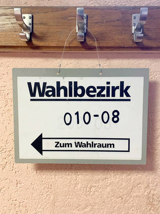 Wahlsonntag, Feature, Wahlraum, Wahlbezirk, Wahlkabine, hier: Landtagswahl Baden-Wuerttemberg, stuttgart feuerbach Hohewartschule Baden-Wuerttemberg Deutschland Copyright: xBEAUTIFULxSPORTS TomxBlochx