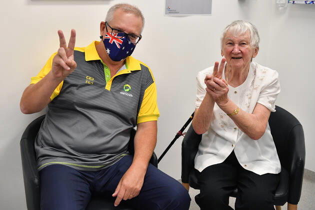 SCOTT MORRISON COVID19 VACCINATION, Australian Prime Minister Scott Morrison gestures alongside Aged care resident Jane Malysiak (left) as she receives her second COVID-19 vaccination during a visit to Castle Hill Medical Centre in Sydney, Sunday, March 14, 2021. ( NO ARCHIVING, EDITORIAL USE ONLY, NO USE IN BOOKS WITHOUT CONSENT SYDNEY NSW AUSTRALIA Copyright: xJOELxCARRETTx 20210314001527235697