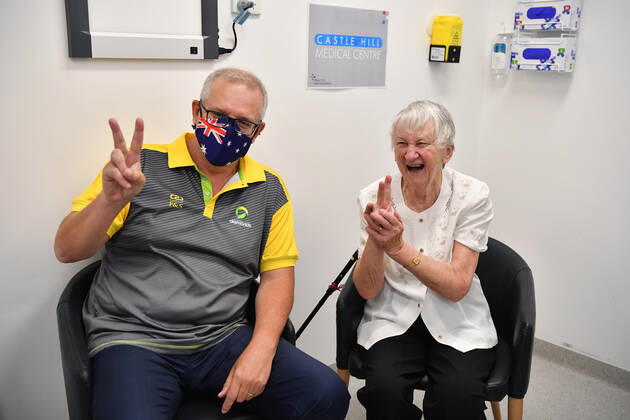 SCOTT MORRISON COVID19 VACCINATION, Australian Prime Minister Scott Morrison gestures alongside Aged care resident Jane Malysiak (left) as she receives her second COVID-19 vaccination during a visit to Castle Hill Medical Centre in Sydney, Sunday, March 14, 2021. ( NO ARCHIVING, EDITORIAL USE ONLY, NO USE IN BOOKS WITHOUT CONSENT SYDNEY NSW AUSTRALIA Copyright: xJOELxCARRETTx 20210314001527235712