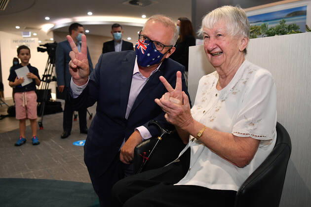SCOTT MORRISON COVID19 VACCINATION, Australian Prime Minister Scott Morrison gestures alongside Aged care resident Jane Malysiak (left) as she waits to receive her second COVID-19 vaccination during a visit to Castle Hill Medical Centre in Sydney, Sunday, March 14, 2021. ( NO ARCHIVING, EDITORIAL USE ONLY, NO USE IN BOOKS WITHOUT CONSENT SYDNEY NSW AUSTRALIA Copyright: xJOELxCARRETTx 20210314001527239550