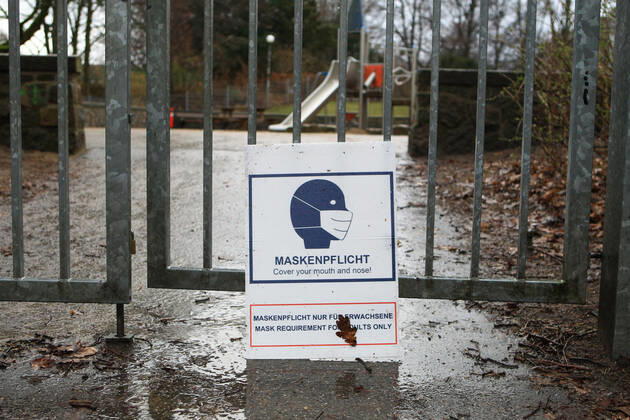 Am Eingangstor eines Spielplatzes in Hamburg steht ein abgerissenes Schild, das auf die Maskenpflicht für Eltern auf Spielplätzen hinweist. Rund zwei Wochen nach der Anbringung der Schilder sind viele davon abgerissen oder beschmiert worden. Barmbek Hamburg