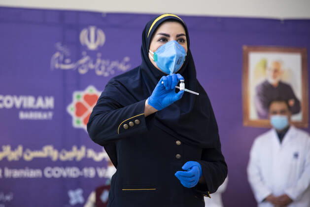 Iran: COVID-19 vaccine starts clinical trial An Iranian medical Staff, shows the Iranian Barakat COVID-19 vaccine to the Media. Tehran Tehran Iran Copyright: SobhanxFarajvan