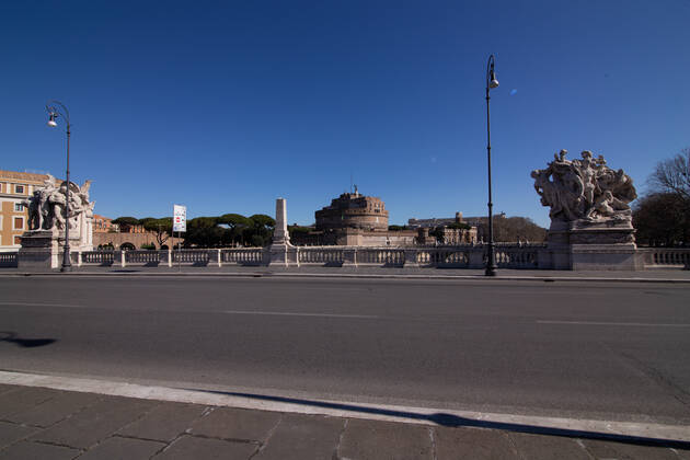 Italy: First day of Red Zone in Rome View of Vittorio Emanuele bridge on first day with restrictions of red zone for the fight against the Covid-19 pandemic Rome Italy Copyright: MatteoxNardone
