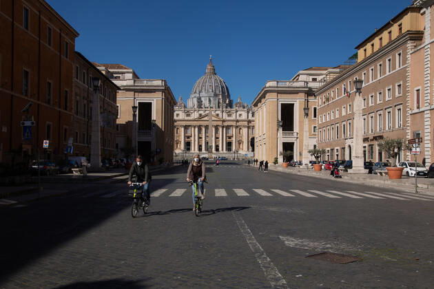 Italy: First day of Red Zone in Rome View of St. Peter s Square from Via della Conciliazione on first day with the restrictions of red zone for the fight against the Covid-19 pandemic Rome Italy Copyright: MatteoxNardone