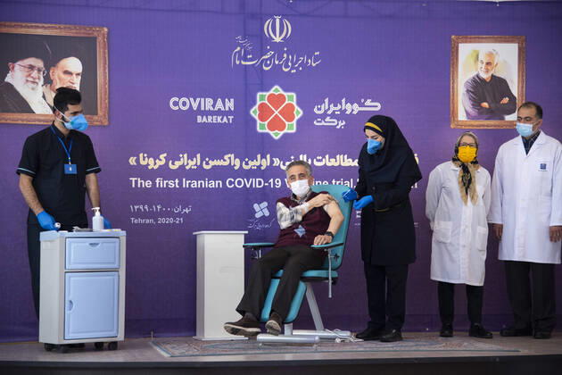 Bilder des Jahres 2021, News 03 März News Themen der Woche KW11 News Bilder des Tages Iran: COVID-19 vaccine starts clinical trial Dr. Sina Moradmand gets the Barekat Covid-19 vaccine. Dr. Sina Moradmand cardiologist who volunteered to receive the Barekat vaccine to begin phase 2 and 3 of its clinical trial. Tehran Tehran Iran Copyright: SobhanxFarajvan