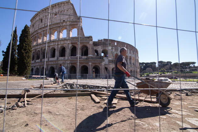 Rome: Colosseum on first day of Red Zone Workers at work in front of Colosseum on the first day with red zone restrictions to combat the Covid-19 pandemic Rome Italy Copyright: MatteoxNardone