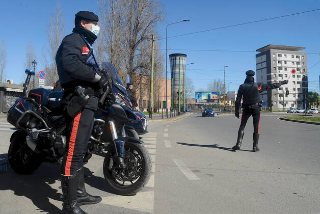 News Bilder des Tages Milan, first day of the red zone, Carabinieri checks on the mobility of people Editorial Usage Only  Copyright: xMaurizioxMaulex xIPAx