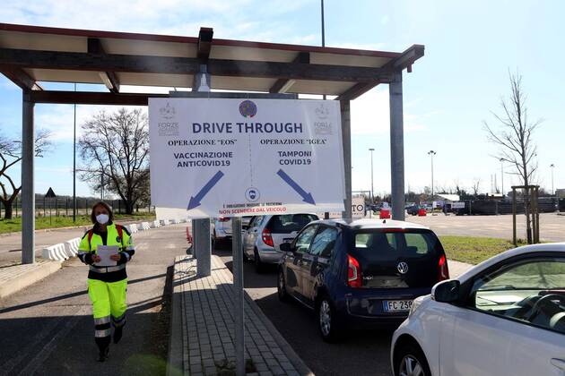 Coronavirus in Italien, Drive In Impfzentrum bei Mailand foto ipp clemente marmorino milano 15 03 2021 emergenza coronavirus covid 19 inaugurazione del primo drive through per tamponi convertito in presidio vaccinale nella foto l accesso al drive through per tamponi e al drive through vaccinale campagna vaccinale drive throu