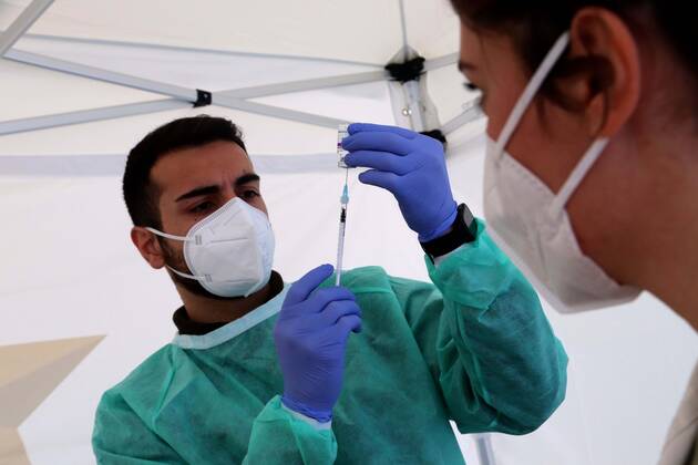 Coronavirus in Italien, Drive In Impfzentrum bei Mailand foto ipp clemente marmorino milano 15 03 2021 emergenza coronavirus covid 19 inaugurazione del primo drive through per tamponi convertito in presidio vaccinale nella foto preparazione di una dose di vaccino AstraZeneca campagna vaccinale drive throu