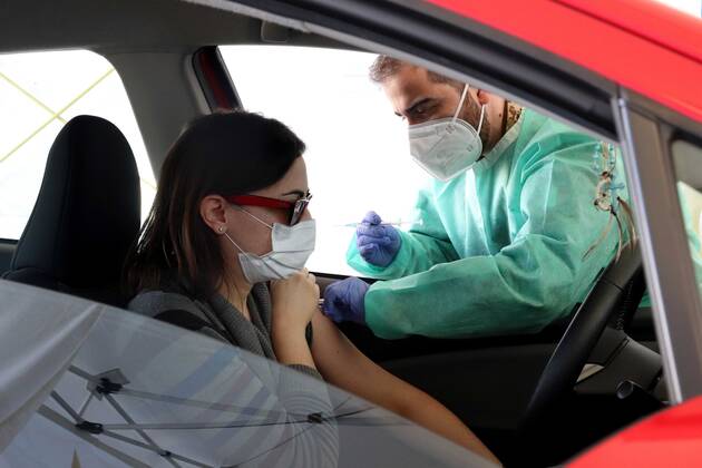 Coronavirus in Italien, Drive In Impfzentrum bei Mailand foto ipp clemente marmorino milano 15 03 2021 emergenza coronavirus covid 19 inaugurazione del primo drive through per tamponi convertito in presidio vaccinale nella foto una donna riceve la dose di vaccino seduta in macchina campagna vaccinale drive throu