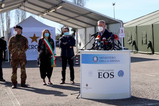 Coronavirus in Italien, Drive In Impfzentrum bei Mailand foto ipp clemente marmorino milano 15 03 2021 emergenza coronavirus covid 19 inaugurazione del primo drive through per tamponi convertito in presidio vaccinale nella foto il ministro della difesa lorenzo guerrini con attilio fontana presidente regione lomabrdia e anna scavuzzo vicesindaco e assessore alla sicurezza comune di milano campagna vaccinale drive throu