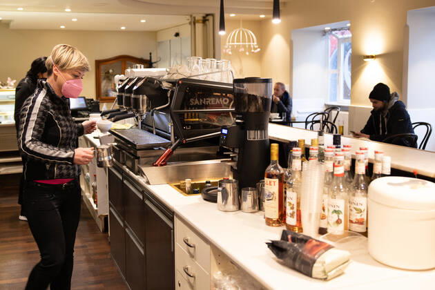 Bludenz 15.03.2021, Cafe Restaurant Dörflinger, Bludenz, AUT, Coronavirus Pandemie, Öffnungsschritte Vorarlberg, im Bild Kellnerin bereitet einen Kaffee Waitress prepares a coffee. Regional opening stages in the province of Vorarlberg. Cafe Restaurant Dörflinger in Bludenz, Austria on 2021 03 15.