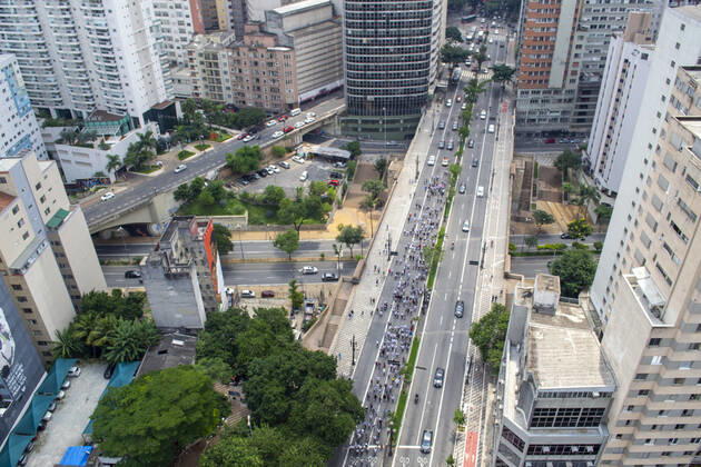 Coronavirus in Brasilien, Proteste gegen die Corona-Maßnahmen in Sao Paulo Protest Outside Joao Doria (INT) Protest Outside Joao Doria. March 15, 2021, Sao Paulo, Brazil: A group of traders marched along Avenida Sao Luiz and Viaduto Jacarei, this Monday afternoon (15). With Commerce closed in the central region of Sao Paulo, on the morning of this Monday, the 15th, the day of the beginning of the emergency phase decreed by the state government. As of this Monday, 15, more restrictive rules to combat the coronavirus pandemic (covid-19) come into force. During the red phase, only those services considered essential. Trade and non-essential services must remain closed, as well as shopping centers, galleries. Local consumption is not allowed in restaurants, only deliveries. In addition, the restriction from 8:00 pm to Copyright: xLecoxVianax