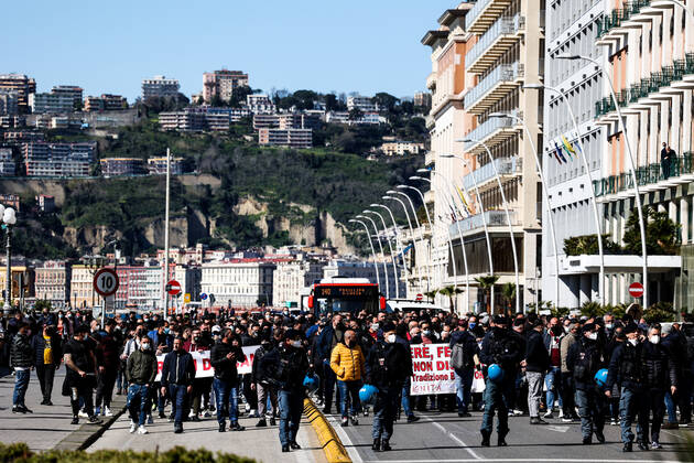 Coronavirus in Italien, Protest gegen Corona-Maßnahmen in Neapel Naples 03 15 2021 - Covid-19 - restrictive measures - protest of markets with road blocks Editorial Usage Only  Copyright: xnapolipressx xIPAx