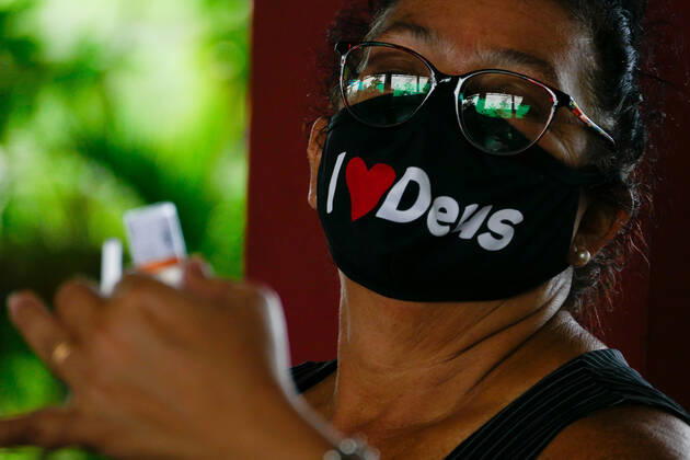 Coronavirus in Brasilien, Impfung von Senioren in Manaus MANAUS, AM - 15.03.2021: IDOSOS DE 62 ANOS SÃO VACINADOS EM MANAUS - Vaccination of the Elderly aged 62 and over in Manaus (AM), against Covid-19, this Monday morning (15), with a traditional service system and a drive-thru system, at the Centro Cultural Peoples of the Amazon. x2042889x  SandroxPereira
