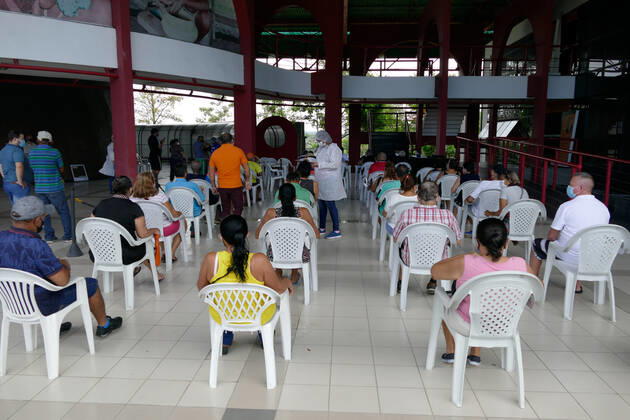 Coronavirus in Brasilien, Impfung von Senioren in Manaus MANAUS, AM - 15.03.2021: IDOSOS DE 62 ANOS SÃO VACINADOS EM MANAUS - Vaccination of the Elderly aged 62 and over in Manaus (AM), against Covid-19, this Monday morning (15), with a traditional service system and a drive-thru system, at the Centro Cultural Peoples of the Amazon. In the photo, elderly people sit and wait to pass the screening. x2042906x  SandroxPereira