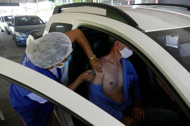 Coronavirus in Brasilien, Impfung von Senioren in Manaus MANAUS, AM - 15.03.2021: IDOSOS DE 62 ANOS SÃO VACINADOS EM MANAUS - Vaccination of the Elderly aged 62 and over in Manaus (AM), against Covid-19, this Monday morning (15), with a traditional service system and a drive-thru system, at the Centro Cultural Peoples of the Amazon. x2042909x  SandroxPereira
