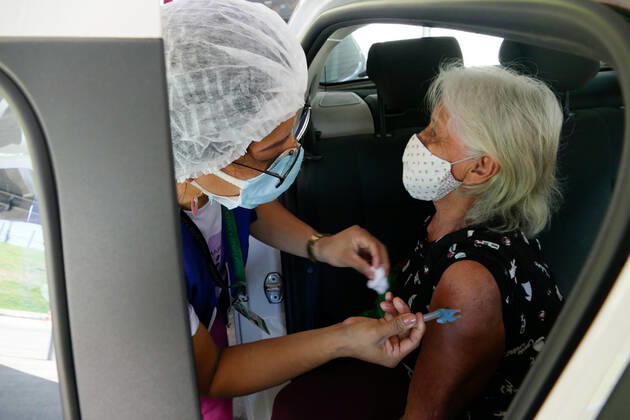 Coronavirus in Brasilien, Impfung von Senioren in Manaus MANAUS, AM - 15.03.2021: IDOSOS DE 62 ANOS SÃO VACINADOS EM MANAUS - Vaccination of the Elderly aged 62 and over in Manaus (AM), against Covid-19, this Monday morning (15), with a traditional service system and a drive-thru system, at the Centro Cultural Peoples of the Amazon. x2042911x  SandroxPereira
