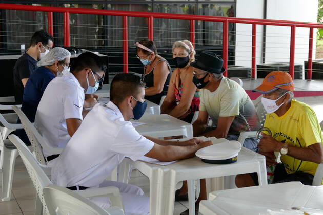 Coronavirus in Brasilien, Impfung von Senioren in Manaus MANAUS, AM - 15.03.2021: IDOSOS DE 62 ANOS SÃO VACINADOS EM MANAUS - Vaccination of the Elderly aged 62 and over in Manaus (AM), against Covid-19, this Monday morning (15), with a traditional service system and a drive-thru system, at the Centro Cultural Peoples of the Amazon. In the photo, elderly people go through the screening of documents. x2042913x  SandroxPereira