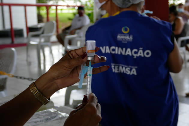 Coronavirus in Brasilien, Impfung von Senioren in Manaus MANAUS, AM - 15.03.2021: IDOSOS DE 62 ANOS SÃO VACINADOS EM MANAUS - Vaccination of the Elderly aged 62 and over in Manaus (AM), against Covid-19, this Monday morning (15), with a traditional service system and a drive-thru system, at the Centro Cultural Peoples of the Amazon. x2042914x  SandroxPereira