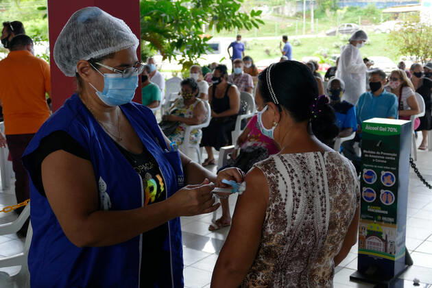 Coronavirus in Brasilien, Impfung von Senioren in Manaus MANAUS, AM - 15.03.2021: IDOSOS DE 62 ANOS SÃO VACINADOS EM MANAUS - Vaccination of the Elderly aged 62 and over in Manaus (AM), against Covid-19, this Monday morning (15), with a traditional service system and a drive-thru system, at the Centro Cultural Peoples of the Amazon. In the photo, an elderly woman receives a dose of the CoronaVac vaccine. x2042920x  SandroxPereira