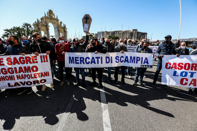 Coronavirus in Italien, Protest gegen Corona-Maßnahmen in Neapel Naples 03 15 2021 - Covid-19 - restrictive measures - protest of markets with road blocks Editorial Usage Only  Copyright: xnapolipressx xIPAx