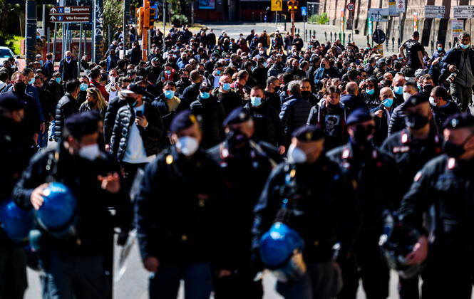 Coronavirus in Italien, Protest gegen Corona-Maßnahmen in Neapel Naples 03 15 2021 - Covid-19 - restrictive measures - protest of markets with road blocks Editorial Usage Only  Copyright: xnapolipressx xIPAx