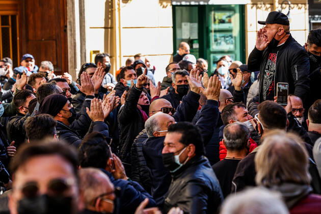 Coronavirus in Italien, Protest gegen Corona-Maßnahmen in Neapel Naples 03 15 2021 - Covid-19 - restrictive measures - protest of markets with road blocks Editorial Usage Only  Copyright: xnapolipressx xIPAx