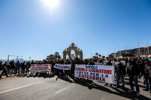 Coronavirus in Italien, Protest gegen Corona-Maßnahmen in Neapel Naples 03 15 2021 - Covid-19 - restrictive measures - protest of markets with road blocks Editorial Usage Only  Copyright: xnapolipressx xIPAx