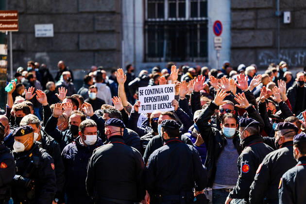 Coronavirus in Italien, Protest gegen Corona-Maßnahmen in Neapel Naples 03 15 2021 - Covid-19 - restrictive measures - protest of markets with road blocks Editorial Usage Only  Copyright: xnapolipressx xIPAx