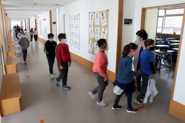 Coronavirus in Portugal, Lockerungen in Lissabon (210315) -- LISBON, March 15, 2021 -- Students enter a classroom at an elementary school in Oeiras, Portugal, March 15, 2021. Starting from March 15, educational establishments for early childhood, take-away shops, beauty studios, bookstores, car trade, and real estate mediation in Portugal can open after more than two months of lockdown to contain the COVID-19 pandemic. (Photo by Xinhua) PORTUGAL-COVID-19-LOCKDOWN-EASING PedroxFiuza