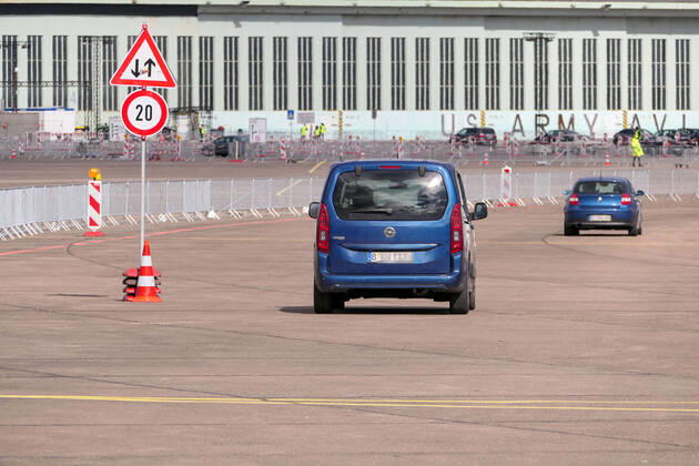 15.03.2021,Berlin,Deutschland,GER,Corona-Impfzentrum Flughafen Tempelhof (AstraZeneca)
