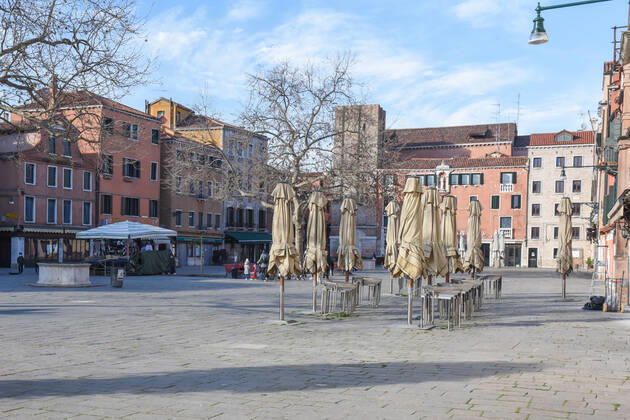 Coronavirus in Italien, Harter Lockdown in Venedig Campo Santa Margherita during Venice in the Red Zone, News in Venice, Italy, March 15, 2021 Editorial Usage Only  Copyright: xLiveMedia SimonexPiccirillix xIPAx