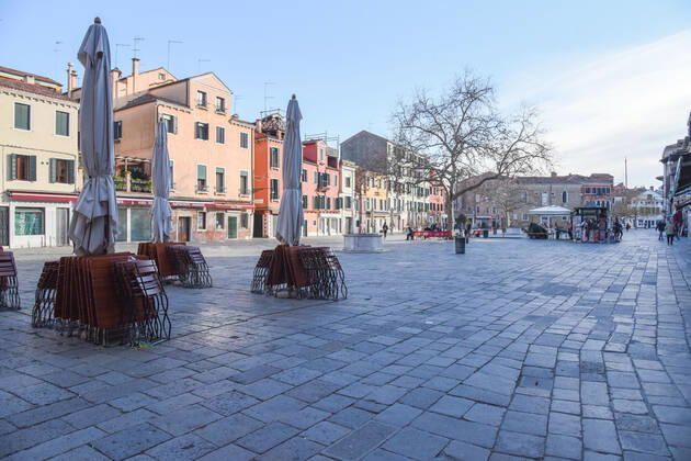 Coronavirus in Italien, Harter Lockdown in Venedig Campo Santa Margherita during Venice in the Red Zone, News in Venice, Italy, March 15, 2021 Editorial Usage Only  Copyright: xLiveMedia SimonexPiccirillix xIPAx