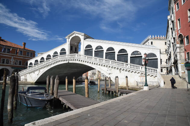 Coronavirus in Italien, Harter Lockdown in Venedig The Empty Rialto Bridge during Venice in the Red Zone, News in Venice, Italy, March 15, 2021 Editorial Usage Only  Copyright: xLiveMedia SimonexPiccirillix xIPAx