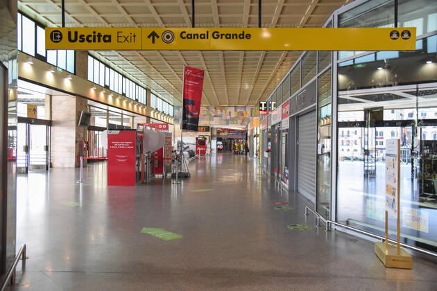 Coronavirus in Italien, Harter Lockdown in Venedig Venice Train Station during Venice in the Red Zone, News in Venice, Italy, March 15, 2021 Editorial Usage Only  Copyright: xLiveMedia SimonexPiccirillix xIPAx