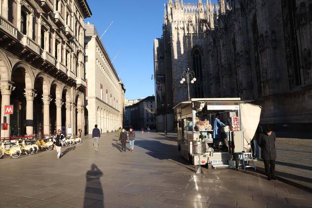 Coronavirus in Italien, Lockdown in Mailand foto ipp clemente marmorino- milano 15 03 2021- coronavirus covid 19 - zona rossa - centro semideserto un venditore ambulante di panini coronavirus covid 19 - zona ross