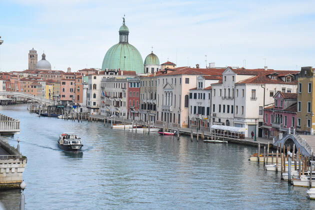 Coronavirus in Italien, Harter Lockdown in Venedig Grand Canal from the Calatrava Bridge during Venice in the Red Zone, News in Venice, Italy, March 15, 2021 Editorial Usage Only  Copyright: xLiveMedia SimonexPiccirillix xIPAx