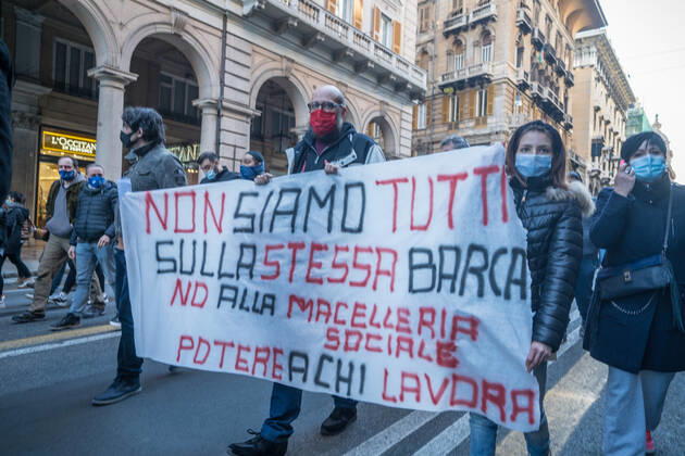 Coronavirus in Italien, Protest gegen Corona-Maßnahmen in Genua Genoa, the protest of the restaurateurs returns: the procession parades through the streets of the city Editorial Usage Only  Copyright: xMarinaxMazzolix xIPAx