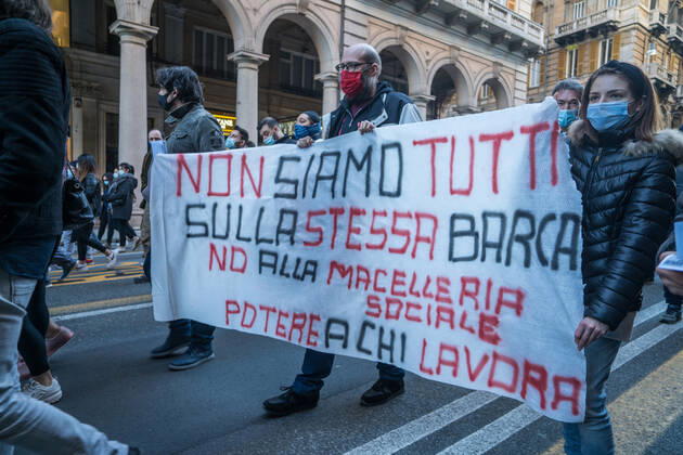 Coronavirus in Italien, Protest gegen Corona-Maßnahmen in Genua Genoa, the protest of the restaurateurs returns: the procession parades through the streets of the city Editorial Usage Only  Copyright: xMarinaxMazzolix xIPAx